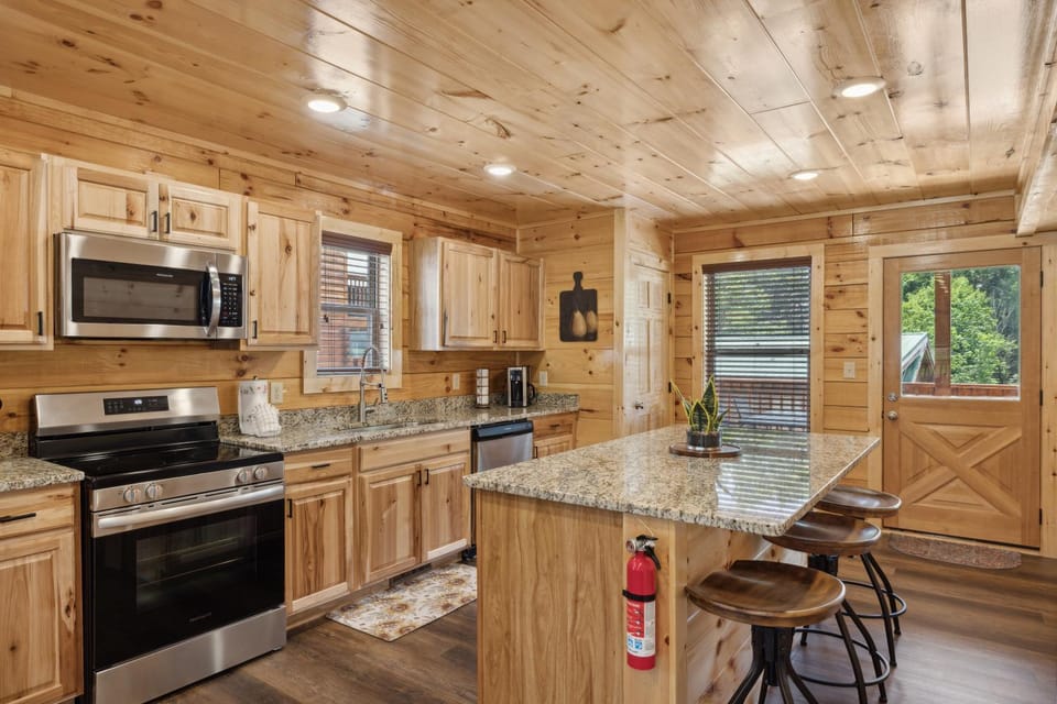 You Are My Sunshine - 3 BR Cabin - Downtown Pigeon Forge!! Cabin in Pigeon Forge