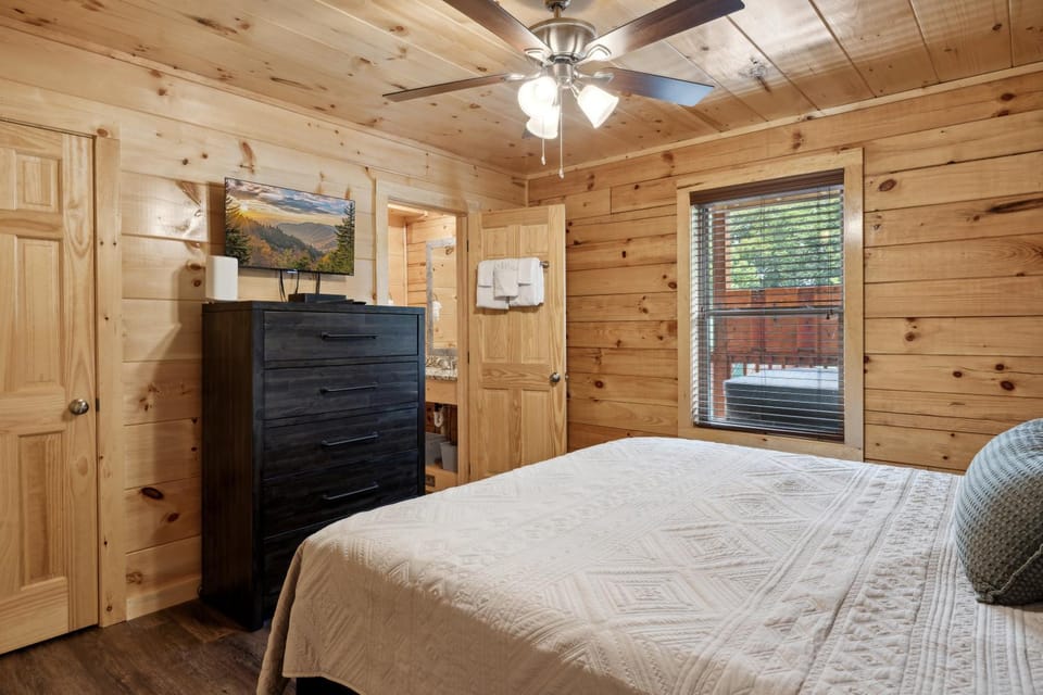 You Are My Sunshine - 3 BR Cabin - Downtown Pigeon Forge!! Cabin in Pigeon Forge