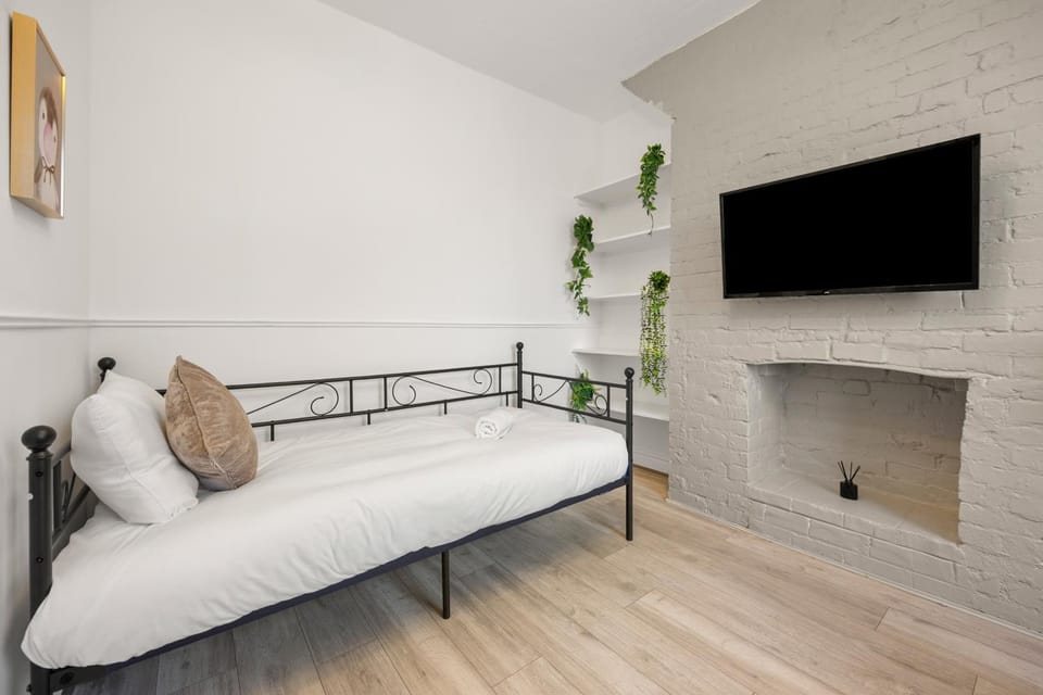 5C- Stylish Urban Retreat - Spacious 2 Bed Flat Apartment in London Borough of Ealing