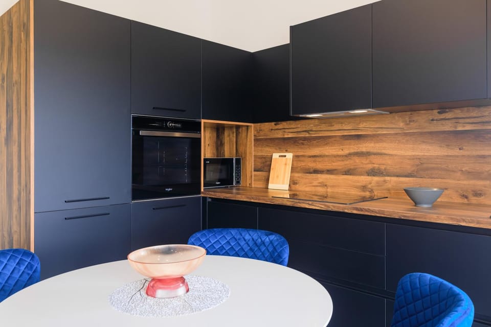 Kitchen or kitchenette, oven