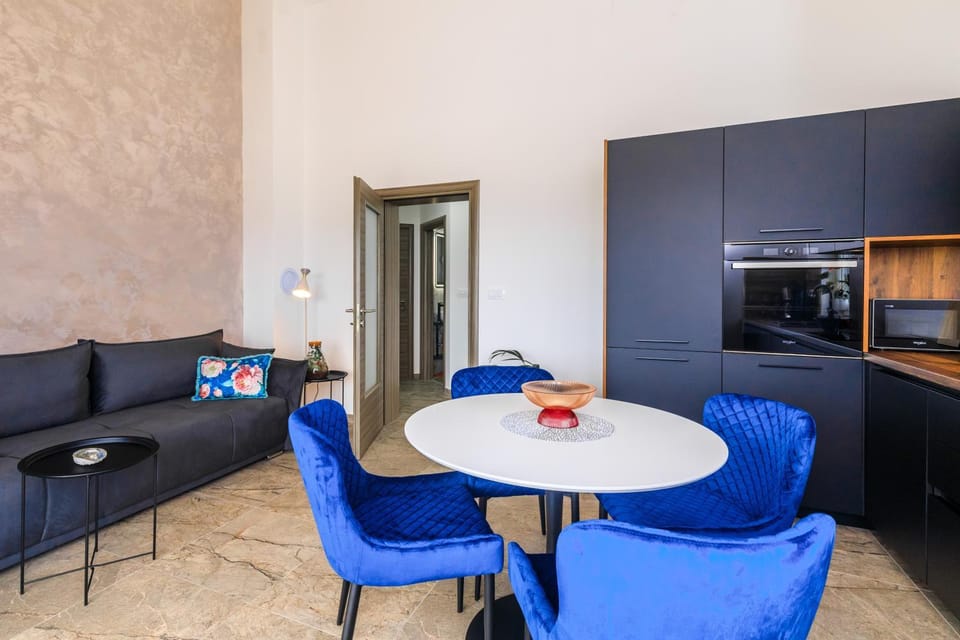 Kitchen or kitchenette, Living room, Seating area, Dining area, oven