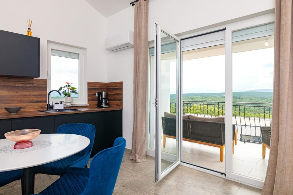 View (from property/room), Balcony/Terrace, Kitchen or kitchenette, Dining area
