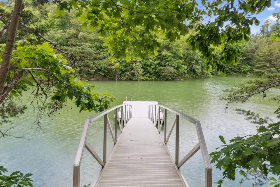 Enjoy the "Calm On The Water" in a Relaxing Luxurious Pool Cabin on the Lake! Cabin in Douglas Lake