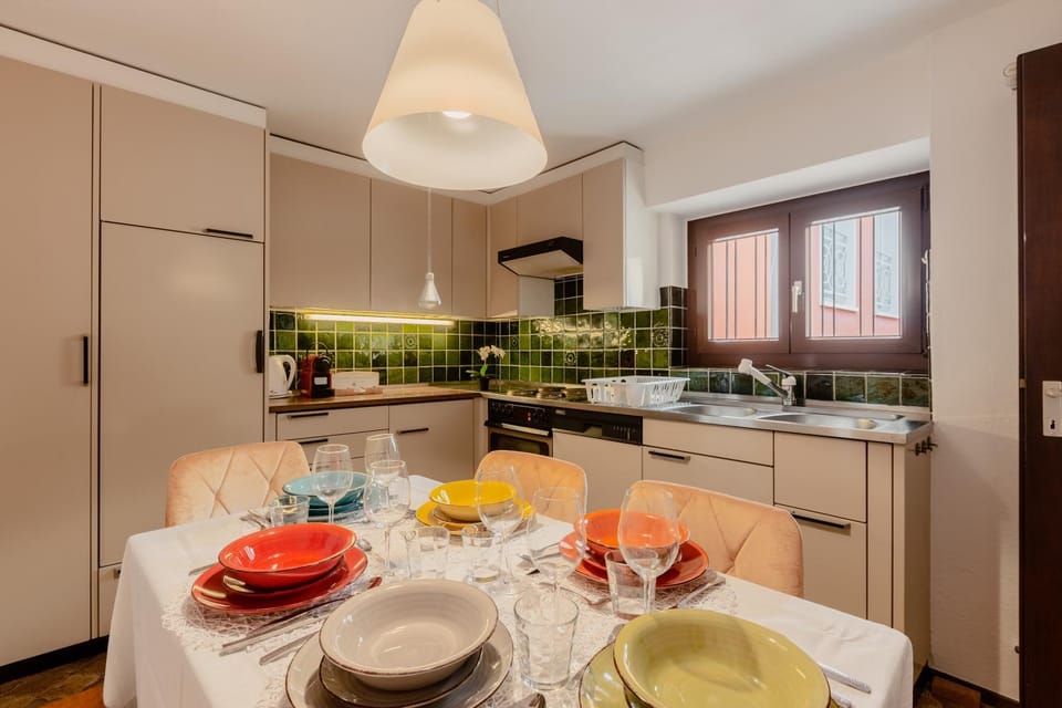 Kitchen or kitchenette, Dining area, stove