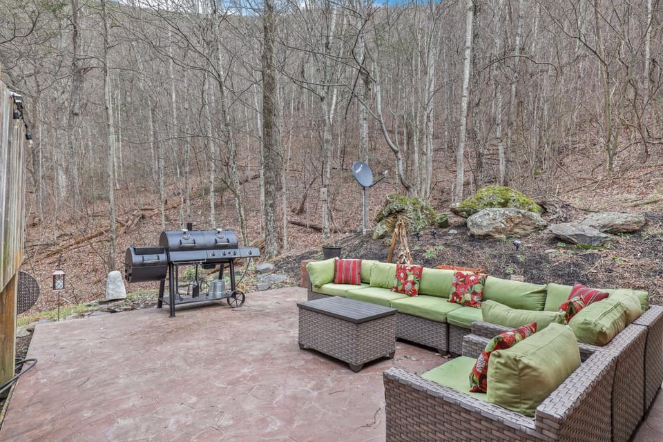 Welcome to Bearfeet Retreat a pristine cabin in a quiet corner in the heart of Wears Valley Cabin in Sevier County