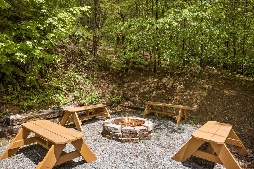 Bearadise Ridge A rustic cabin in the heart of Wears Valley just 4 miles from the GSMNP entrance Cabin in Sevier County