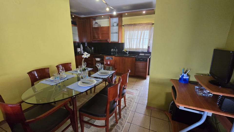 Kitchen or kitchenette, Dining area, oven, stove