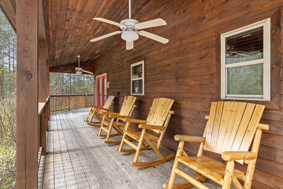 Lucky Charm is an inviting 3 bedroom retreat nestled in the woods minutes from the Pkwy! House in Pigeon Forge