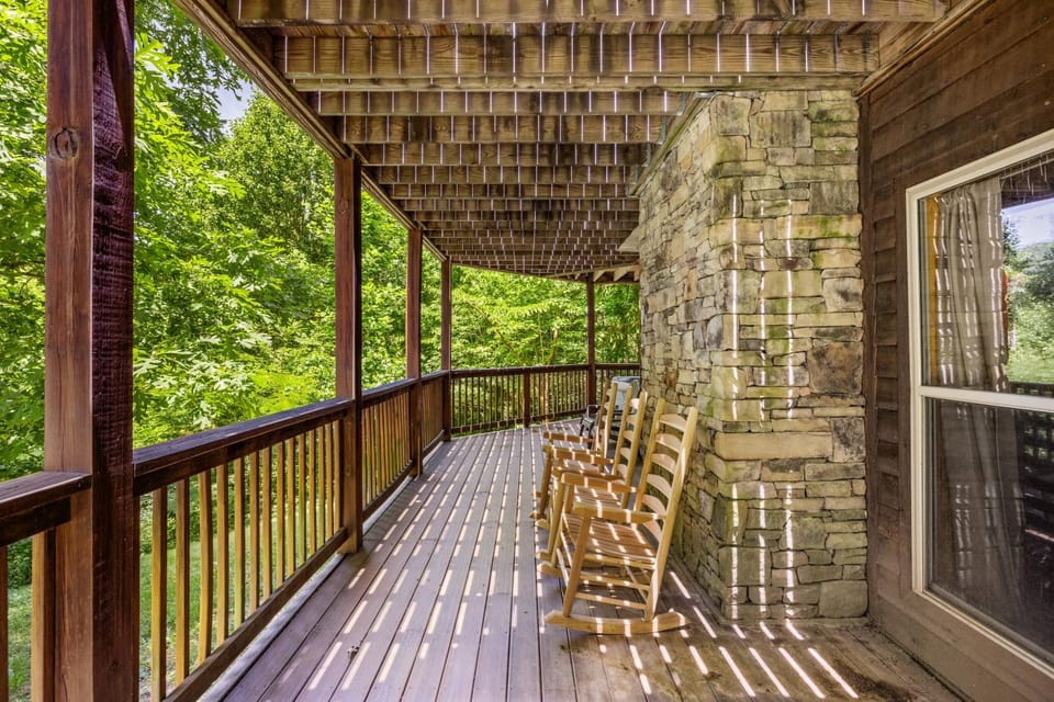 Lucky Charm is an inviting 3 bedroom retreat nestled in the woods minutes from the Pkwy! House in Pigeon Forge