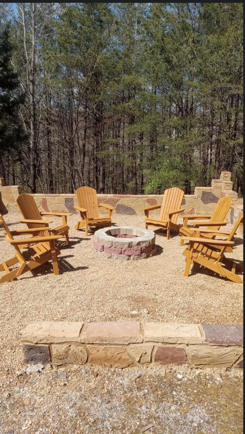 Lucky Charm is an inviting 3 bedroom retreat nestled in the woods minutes from the Pkwy! House in Pigeon Forge