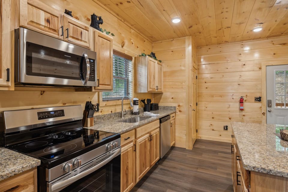 On Blackbeary Hill A cozy 3 BR cabin perfect for a getaway in an enchanting forest setting Cabin in Pigeon Forge