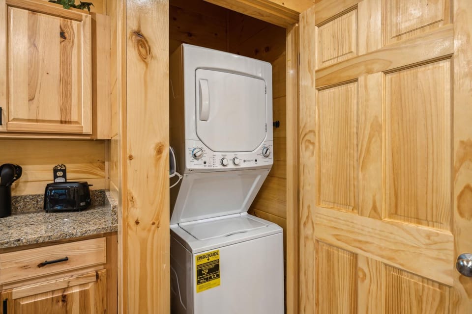On Blackbeary Hill A cozy 3 BR cabin perfect for a getaway in an enchanting forest setting Cabin in Pigeon Forge