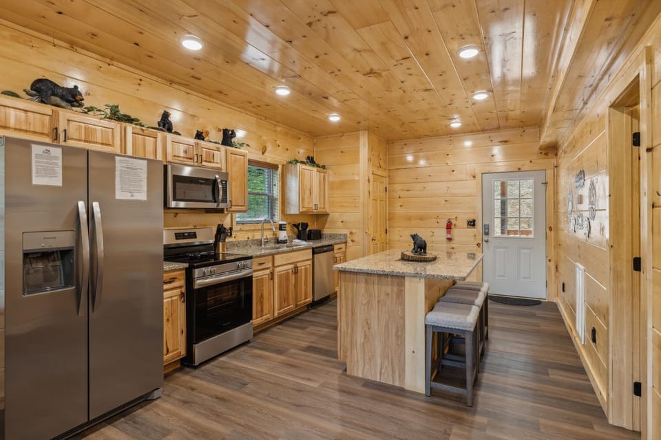 On Blackbeary Hill A cozy 3 BR cabin perfect for a getaway in an enchanting forest setting Cabin in Pigeon Forge