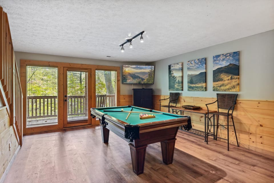 The Adventure Lodge Located in Black Bear Falls Resort with 3 King Suites! House in Gatlinburg