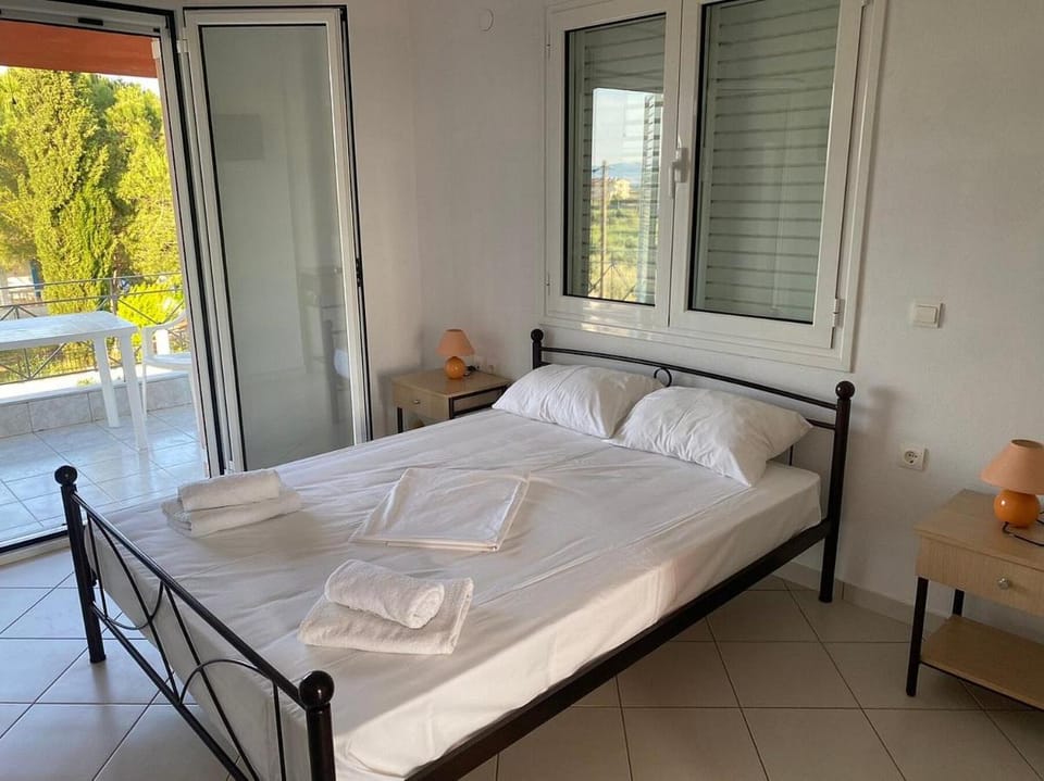 Bed, Balcony/Terrace, Photo of the whole room, Bedroom, towels
