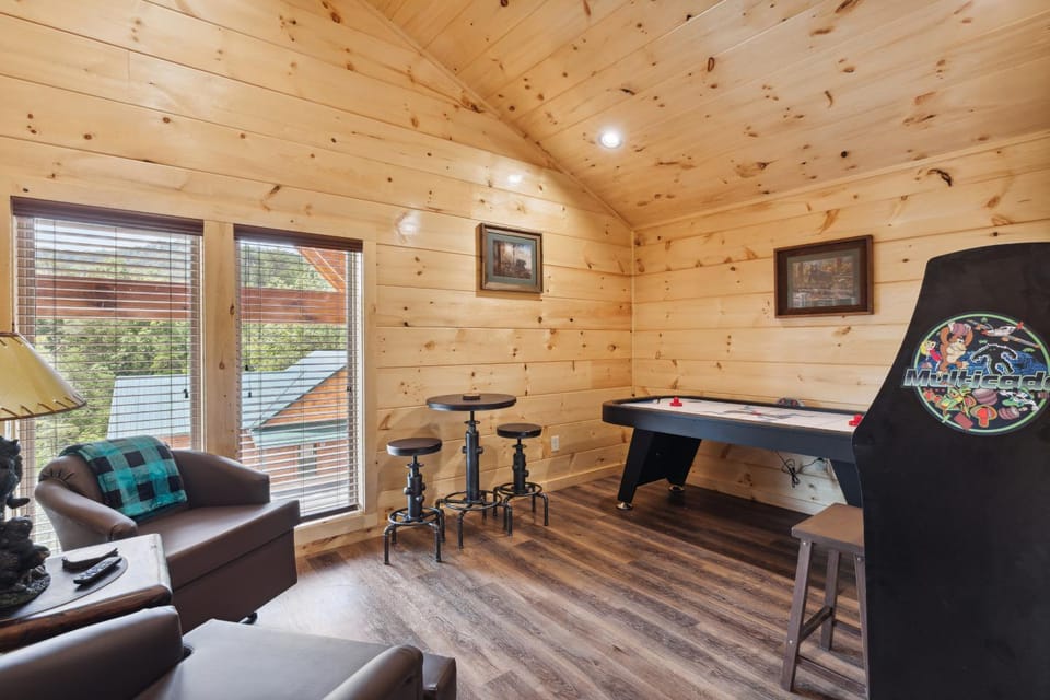 The 3 Bears is a newly built 3 Bedroom Cabin only 3 minutes from the Parkway! Cabin in Pigeon Forge