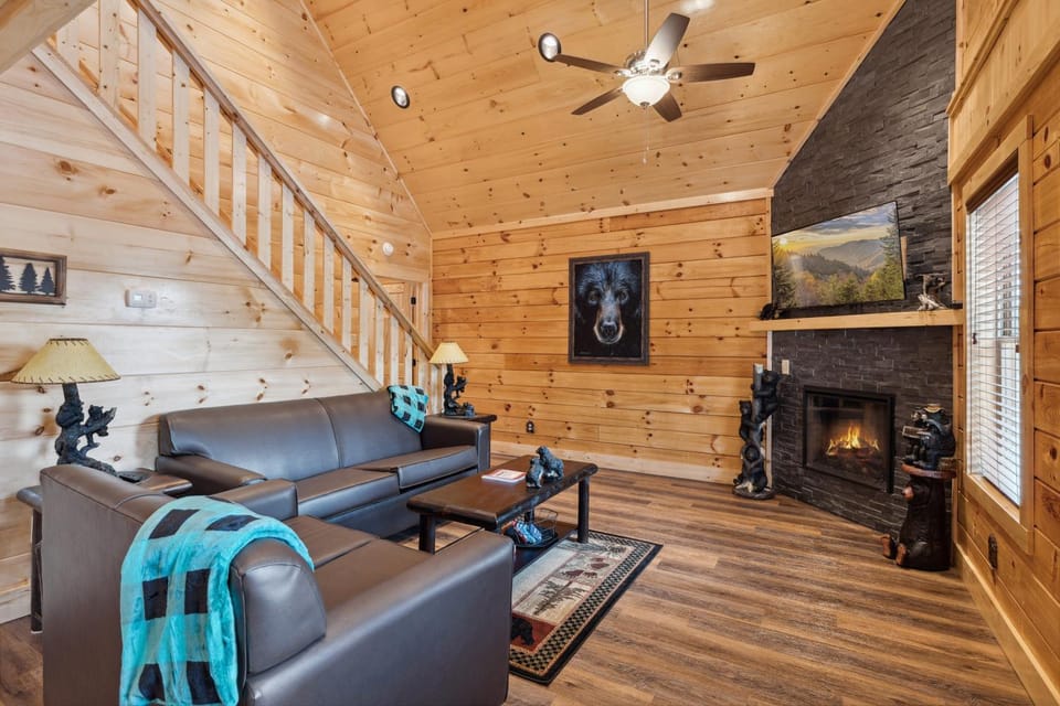 The 3 Bears is a newly built 3 Bedroom Cabin only 3 minutes from the Parkway! Cabin in Pigeon Forge