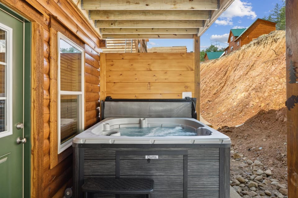 The 3 Bears is a newly built 3 Bedroom Cabin only 3 minutes from the Parkway! Cabin in Pigeon Forge