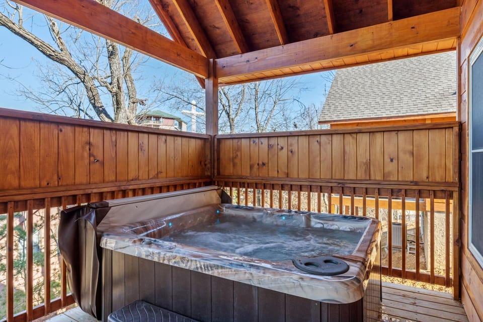 LOCATION 1 Bed 2 Bath Dolly Bear Hideaway located less than a mile from the Pigeon Forge strip House in Pigeon Forge