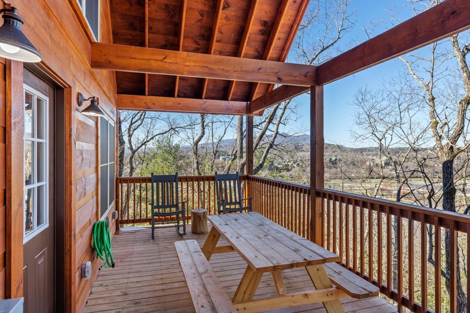 LOCATION 1 Bed 2 Bath Dolly Bear Hideaway located less than a mile from the Pigeon Forge strip House in Pigeon Forge