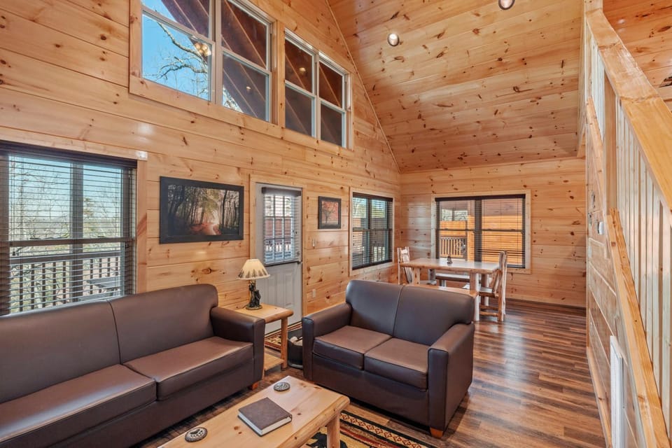 LOCATION 1 Bed 2 Bath Dolly Bear Hideaway located less than a mile from the Pigeon Forge strip House in Pigeon Forge