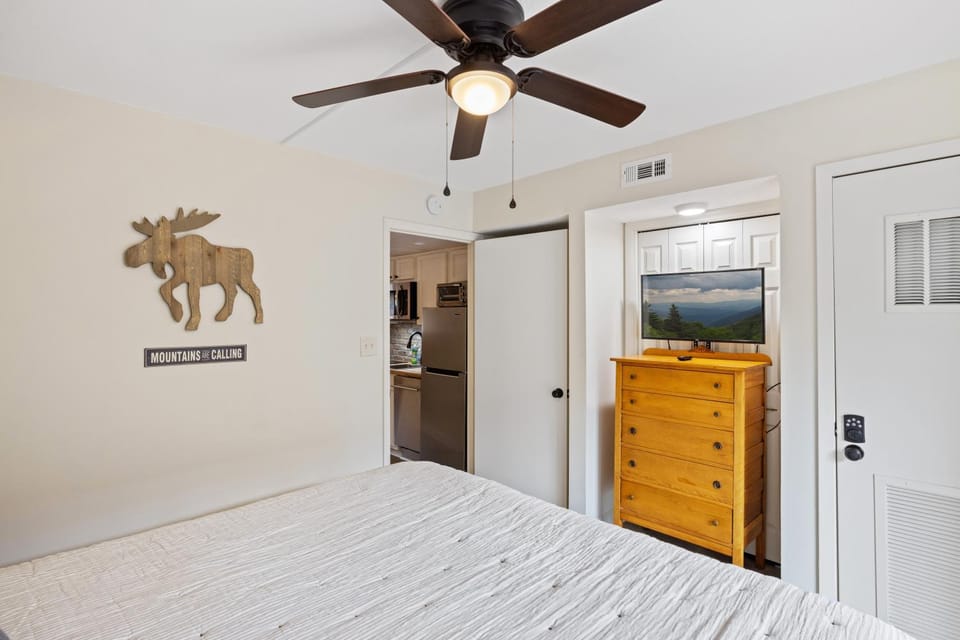 Beary Convenient is a Newly Renovated King Suite Condo in the heart of Gatlinburg with pools House in Gatlinburg