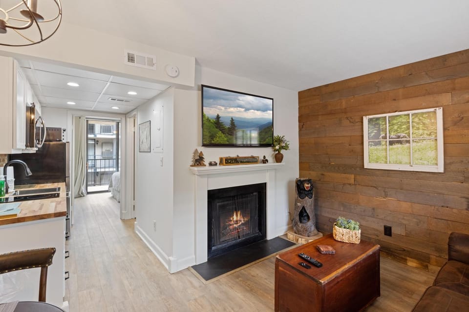 Beary Convenient is a Newly Renovated King Suite Condo in the heart of Gatlinburg with pools House in Gatlinburg