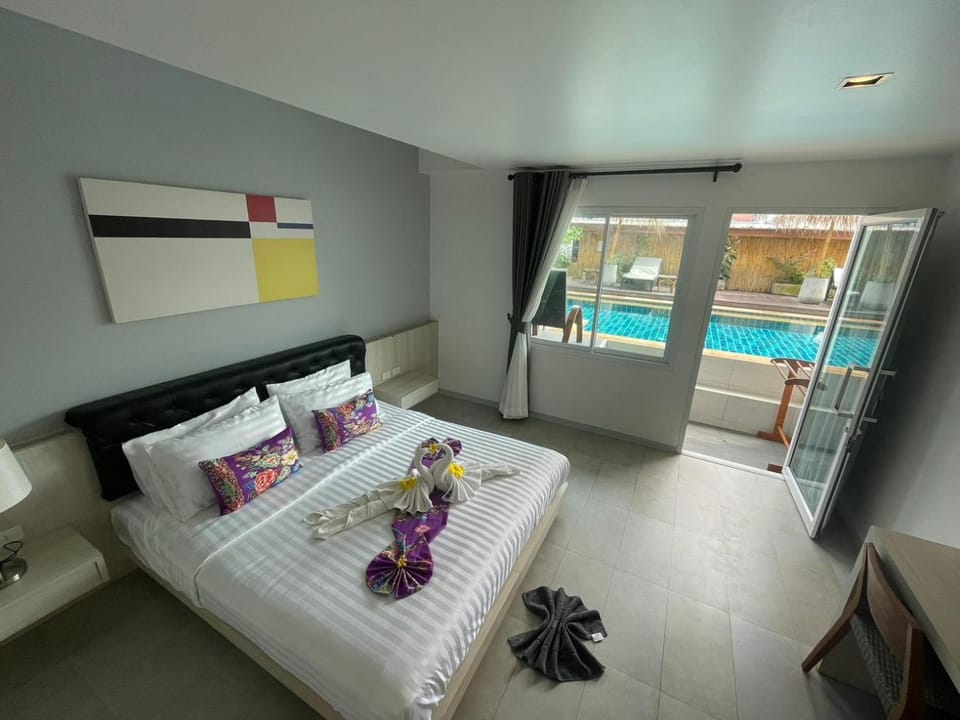 Bed, Photo of the whole room, Bedroom, Pool view, Swimming pool, sunbed, towels