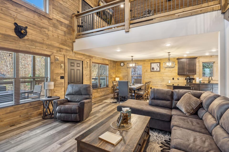 Embrace the Wild at the "Rustic Bear" Your Cozy Cabin Escape! Cabin in Gatlinburg