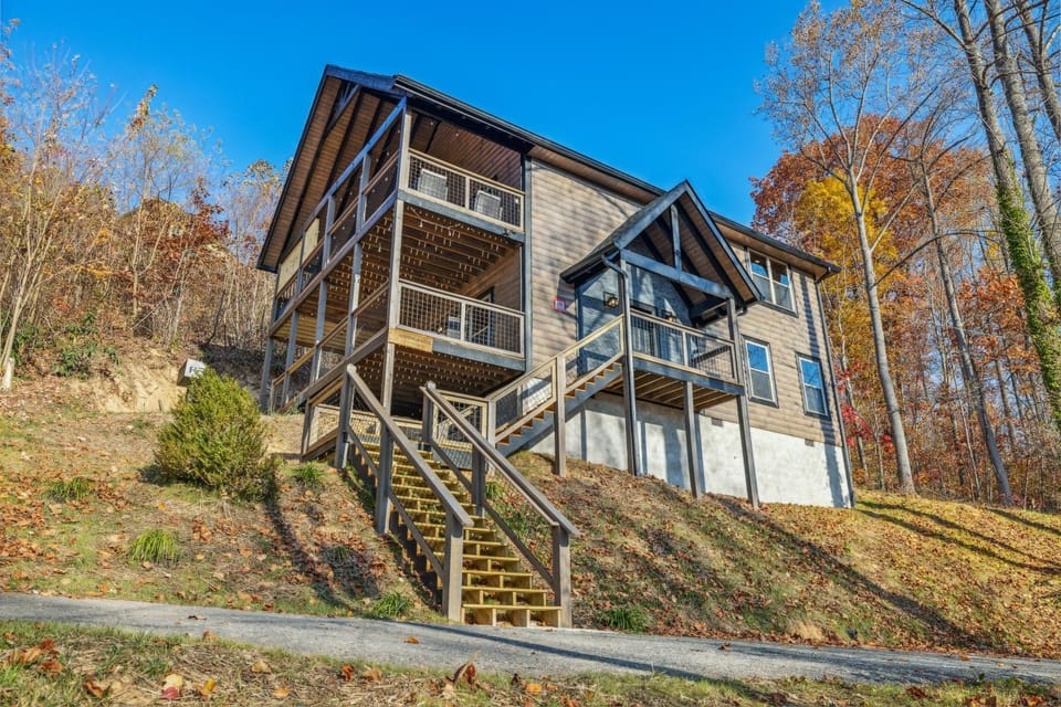 Embrace the Wild at the "Rustic Bear" Your Cozy Cabin Escape! Cabin in Gatlinburg