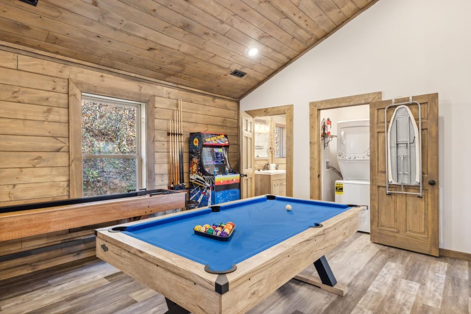 Embrace the Wild at the "Rustic Bear" Your Cozy Cabin Escape! Cabin in Gatlinburg