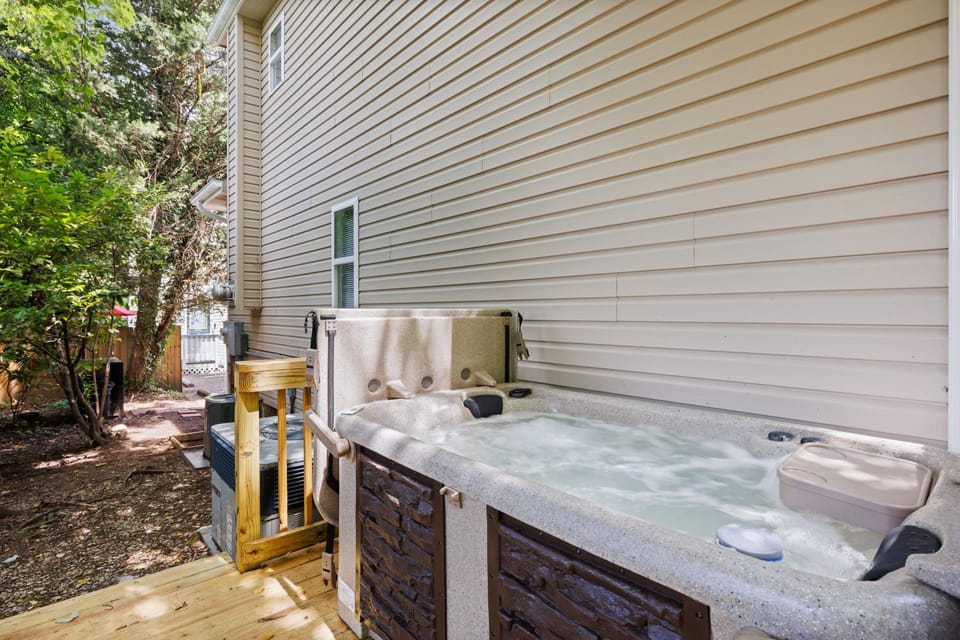 Little Bear Cottage is located only a half-mile away from downtown Gatlinburg! House in Gatlinburg