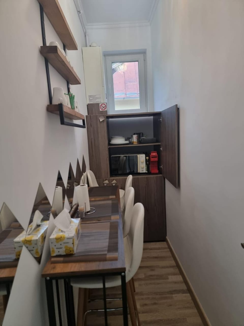 Kitchen or kitchenette, Dining area