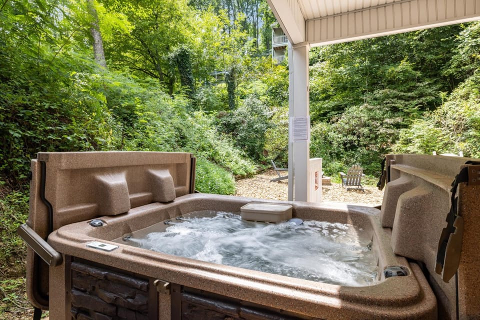 Downtown Dolly is a 2 bed 2bath creekside cottage only a half mile from downtown Gatlinburg House in Gatlinburg