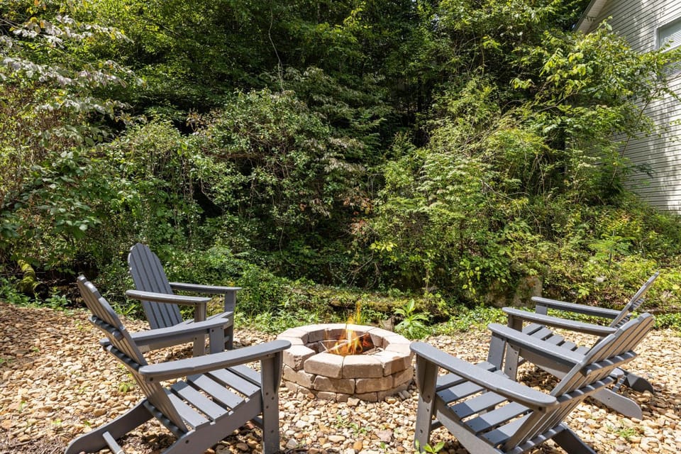 Downtown Dolly is a 2 bed 2bath creekside cottage only a half mile from downtown Gatlinburg House in Gatlinburg
