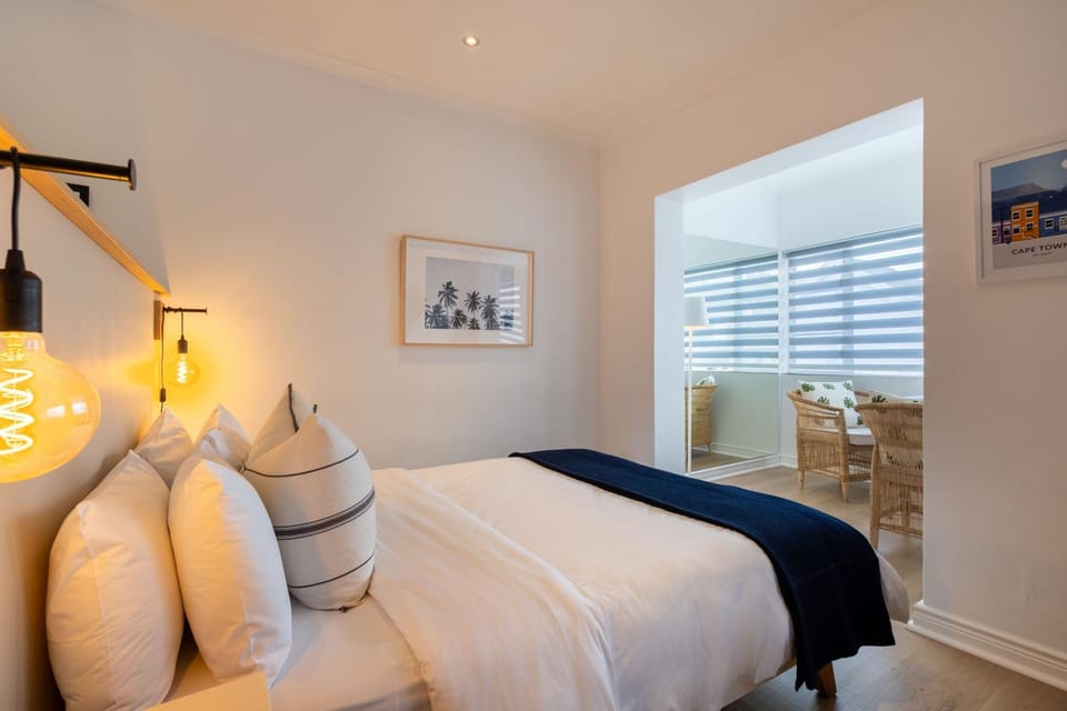 Bed, Photo of the whole room, Seating area, Bedroom