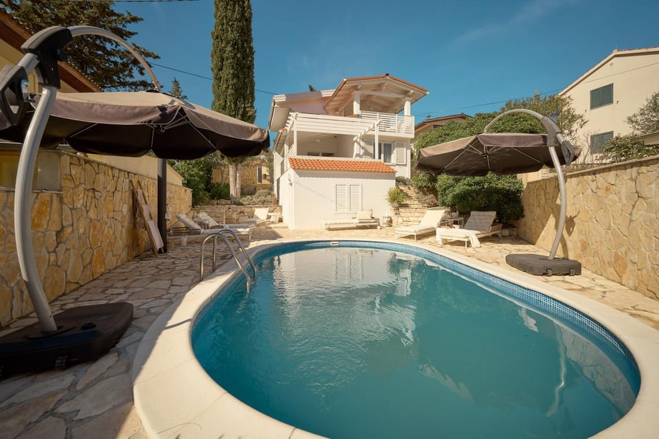 Property building, Patio, Day, Swimming pool, sunbed