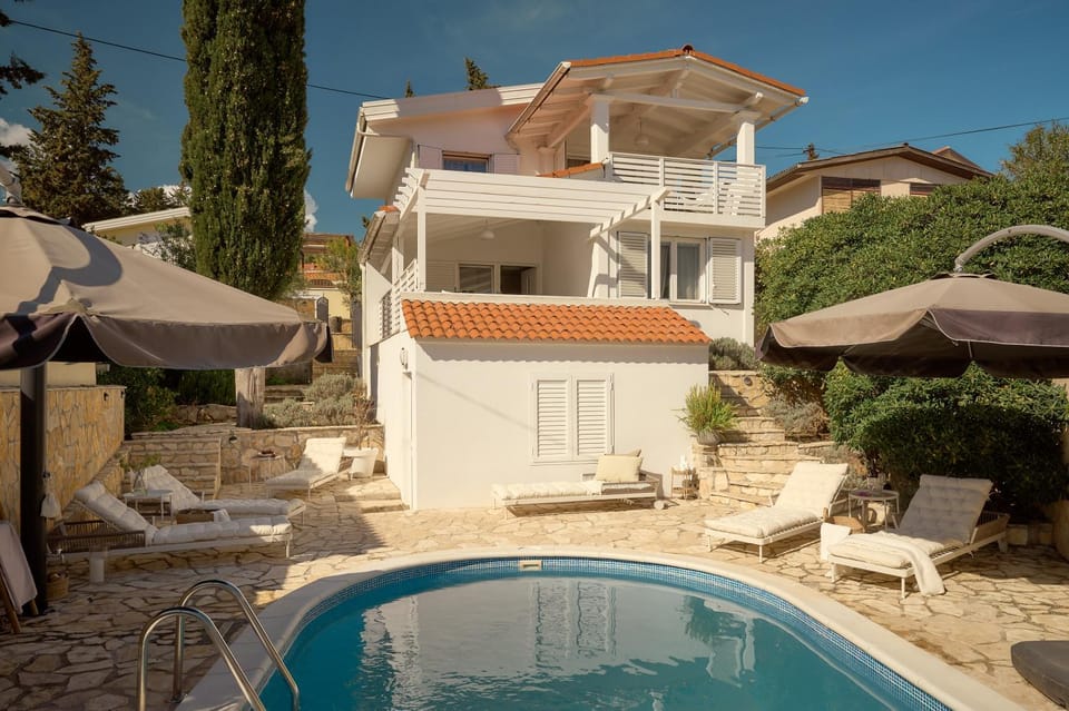 Property building, Patio, Day, Swimming pool, sunbed