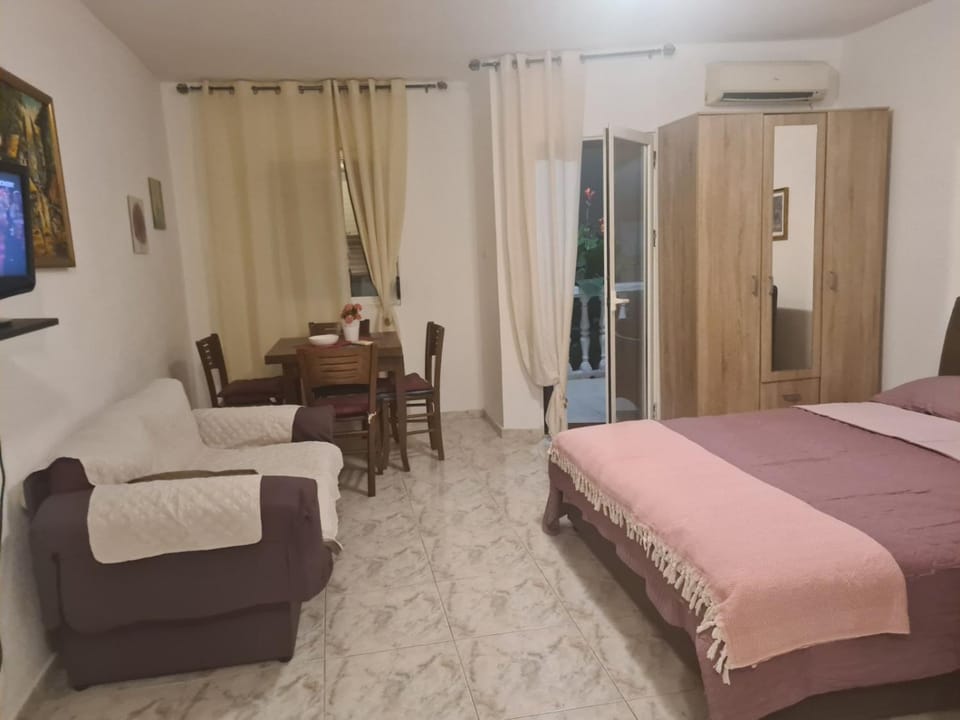 Bed, TV and multimedia, Dining area, Bedroom, wardrobe, air conditioner