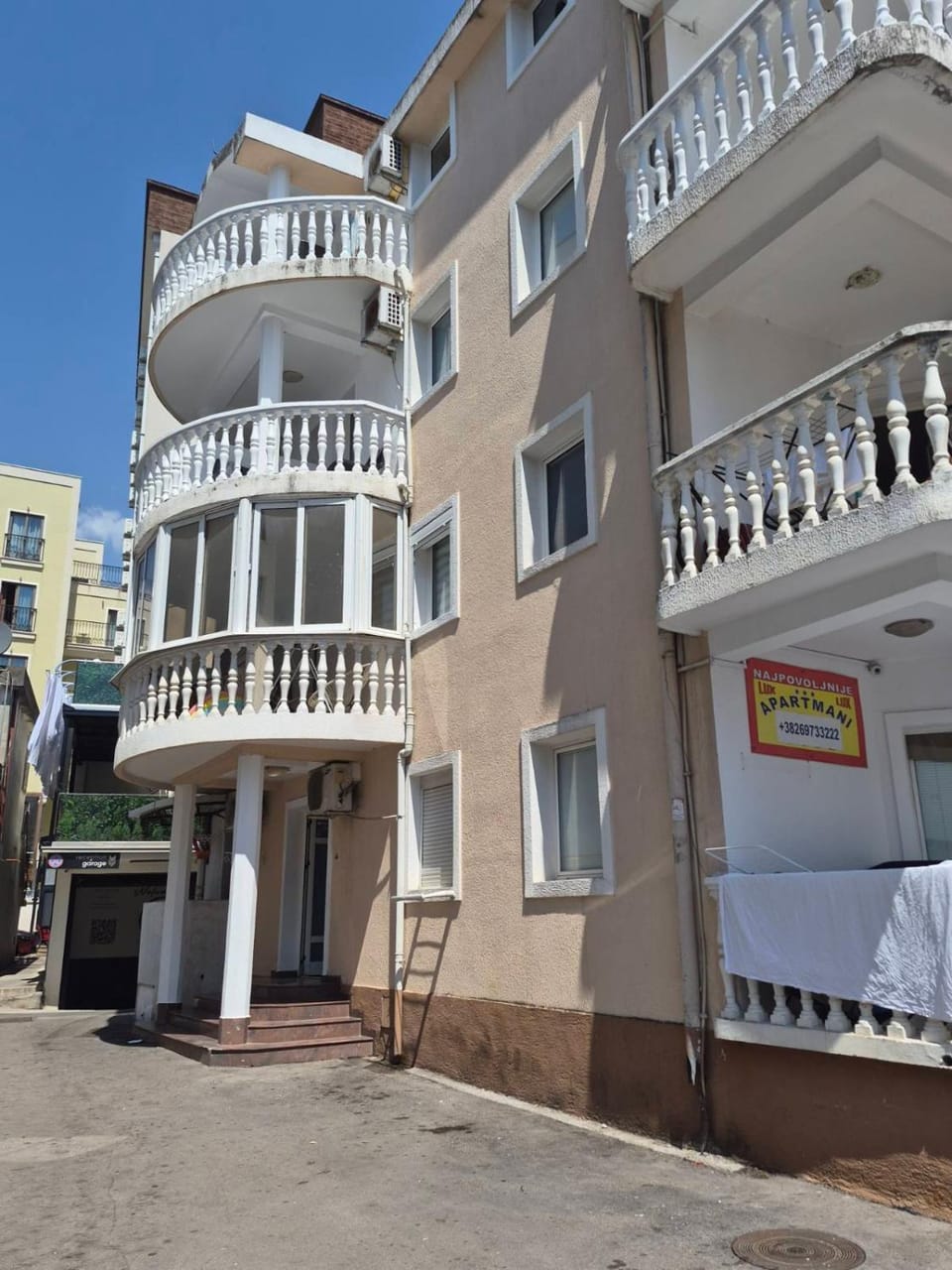 Property building, Day, Balcony/Terrace
