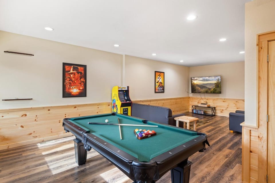 LOCATION 2 Bed 2 Bath Win A Bear cabin located less than a mile from the Pigeon Forge strip Cabin in Pigeon Forge