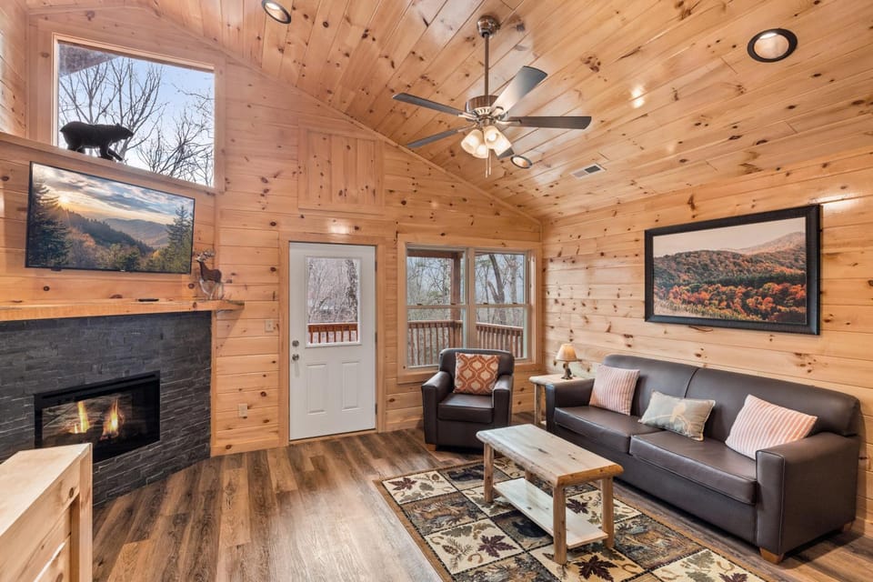 LOCATION 2 Bed 2 Bath Win A Bear cabin located less than a mile from the Pigeon Forge strip Cabin in Pigeon Forge