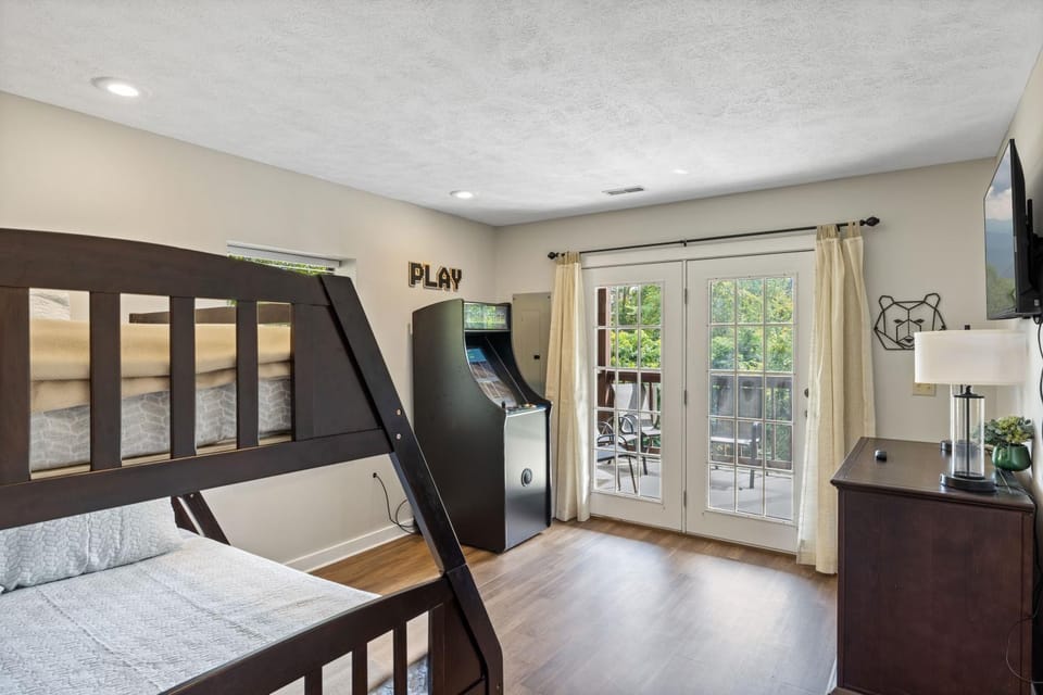 Pigeon Delight is a 2 Bedroom Cabin - 6 miles from Dollywood! Hot Tub, Fire Pit, Arcade, Pool Table! Cabin in Pigeon Forge