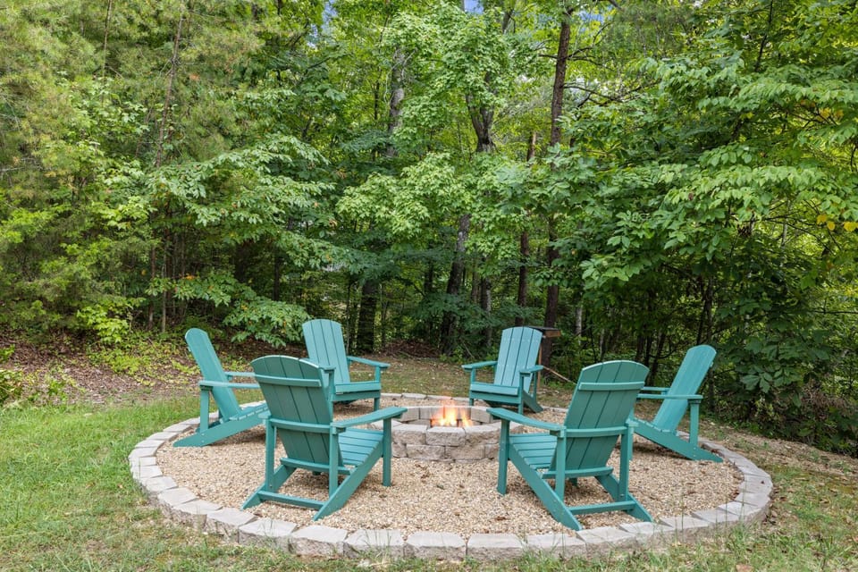 Pigeon Delight is a 2 Bedroom Cabin - 6 miles from Dollywood! Hot Tub, Fire Pit, Arcade, Pool Table! Cabin in Pigeon Forge