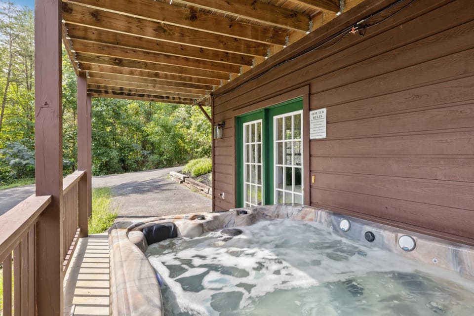 Pigeon Delight is a 2 Bedroom Cabin - 6 miles from Dollywood! Hot Tub, Fire Pit, Arcade, Pool Table! Cabin in Pigeon Forge