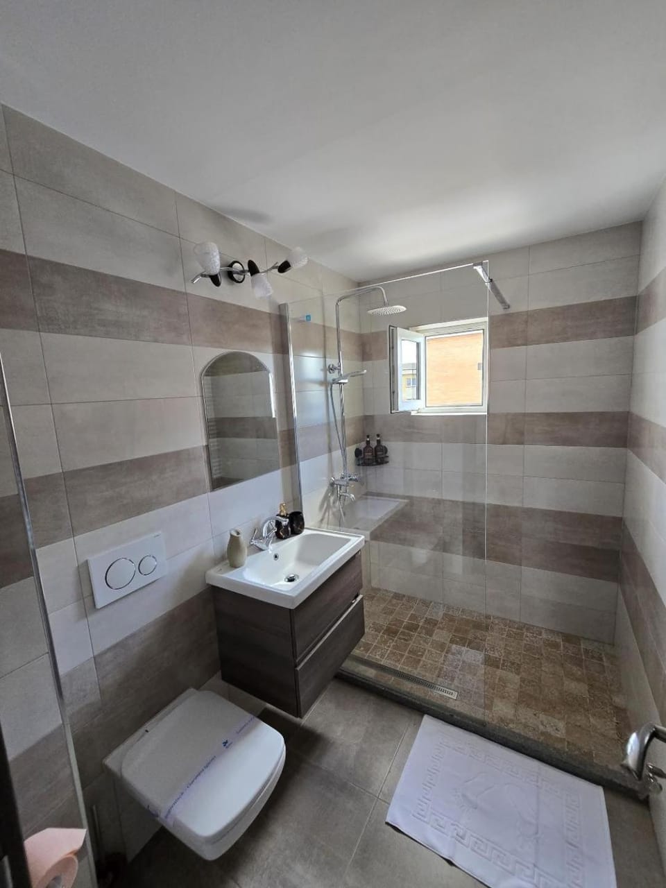 Shower, Toilet, Bathroom, towels