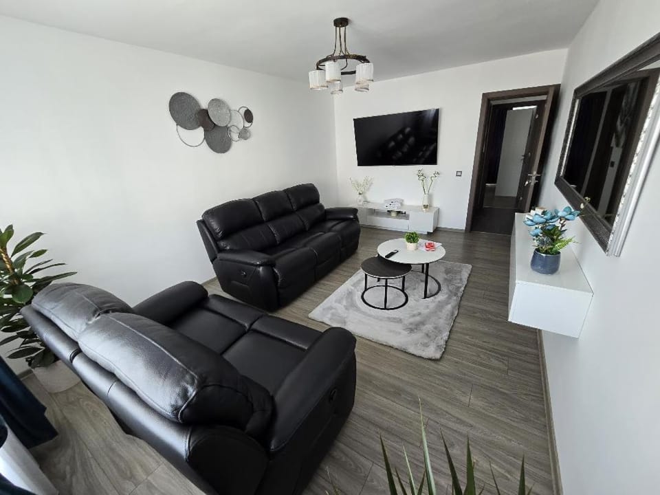 Communal lounge/ TV room, TV and multimedia, Living room, Seating area, Evening entertainment