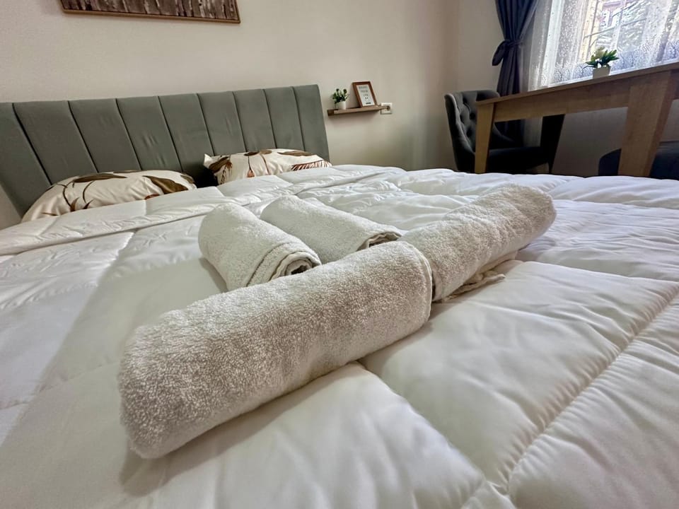 Bed, Photo of the whole room, Bedroom, towels
