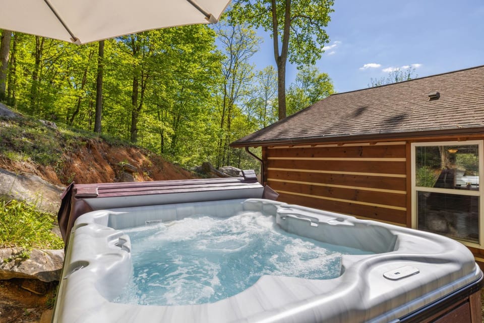 The "Lost Horse" Cabin - Secluded - Pet-Friendly - One Level - Massive Yard Cabin in Sevier County