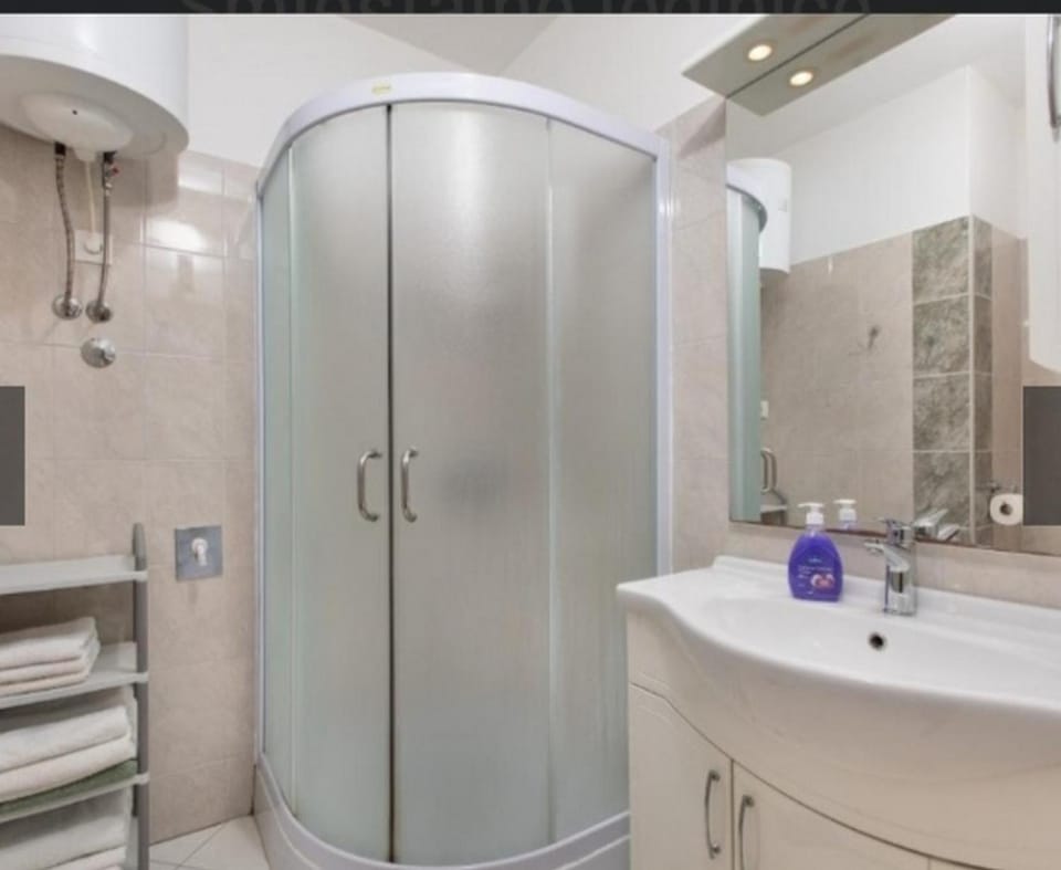 Shower, Bathroom, towels